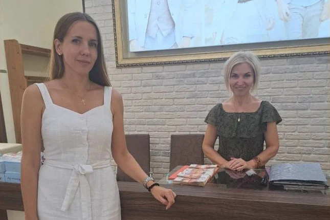 Две женщины в магазине; фотография из публикации о сделке Евгении
